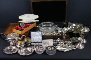 Collection of silver plate to include an oak cased cutlery canteen, tea wares, tea spoons, coffee