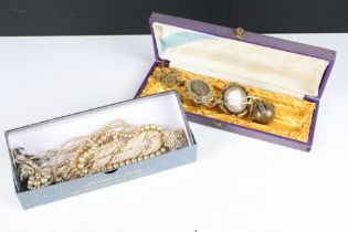 A collection of antique / vintage costume jewellery to include mourning brooches.