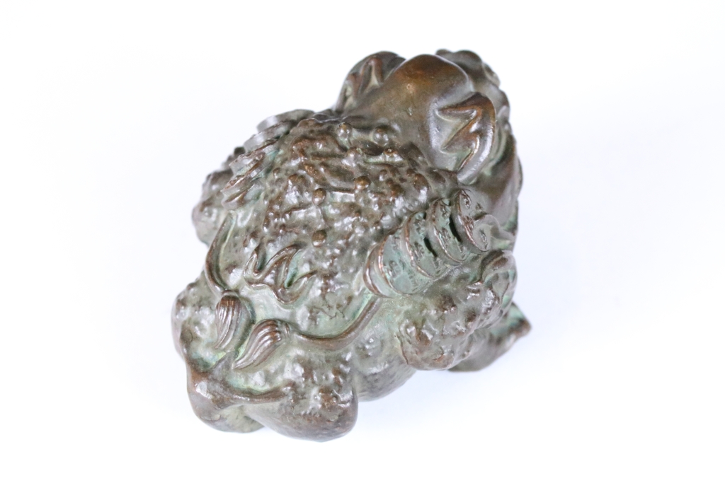 A Chinese lucky Jin Chan ornamental money toad bronze rattling figure. - Image 3 of 4
