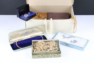 A collection of mainly vintage costume jewellery to include necklaces, brooches, bracelets....etc.
