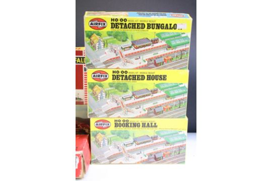 29 Boxed & carded OO / HO gauge plastic trackside model kits and buildings to include Airfix, - Image 7 of 19