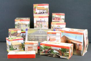 15 Boxed Hornby Skaledale trackside accessories to include R8752 Bungalow, R9636 Great Northern