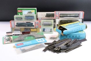 Collection of N gauge model railway to include 4 x cased/boxed locomotives featuring Graham Farish