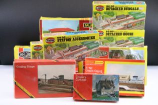 29 Boxed & carded OO / HO gauge plastic trackside model kits and buildings to include Airfix,