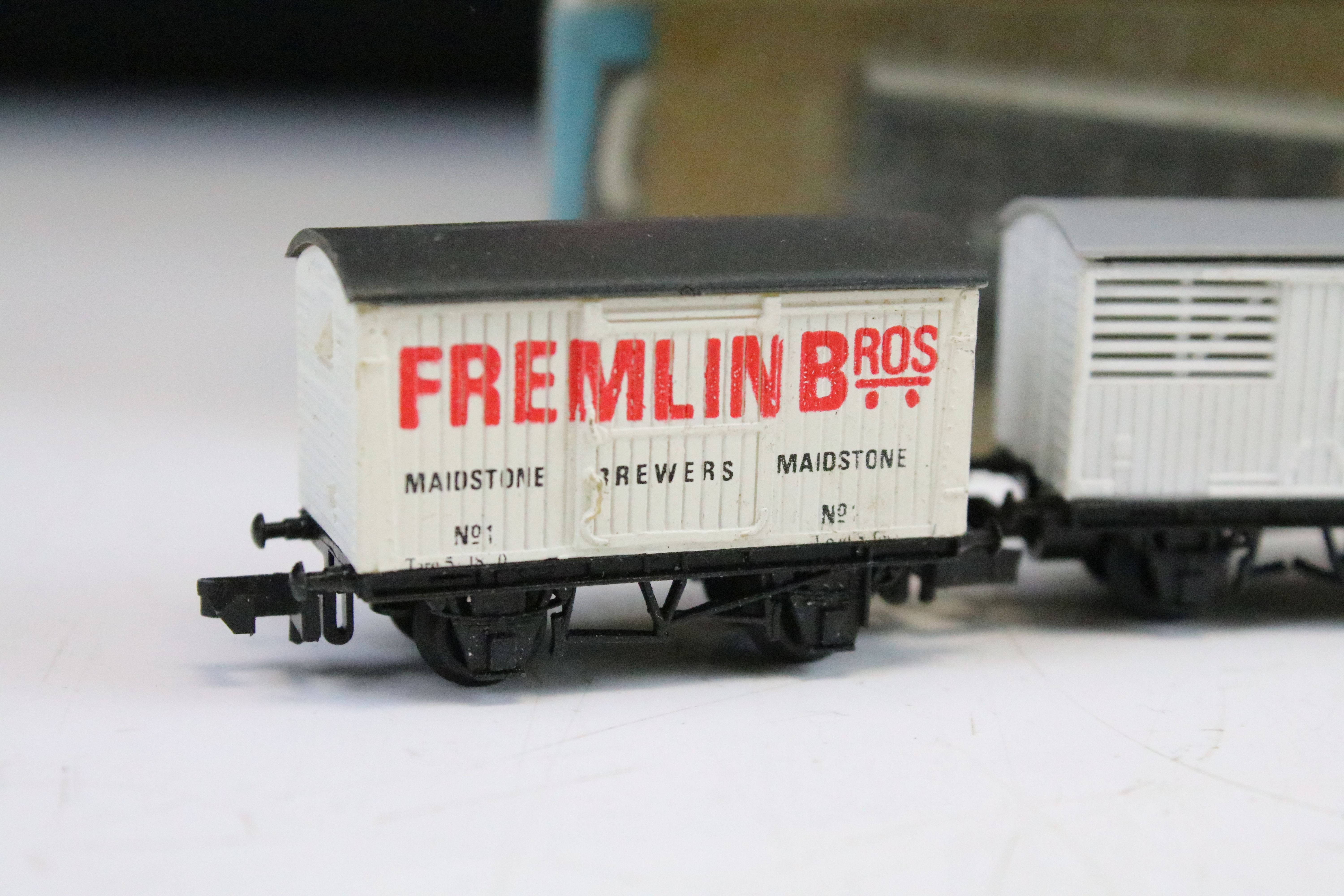 Collection of N gauge model railway to include 4 x cased/boxed locomotives featuring Graham Farish - Image 4 of 10