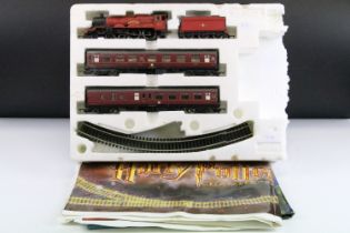 Hornby OO gauge Harry Potter Hogwarts Express locomotive, 2 x coaches and 4 x items of track