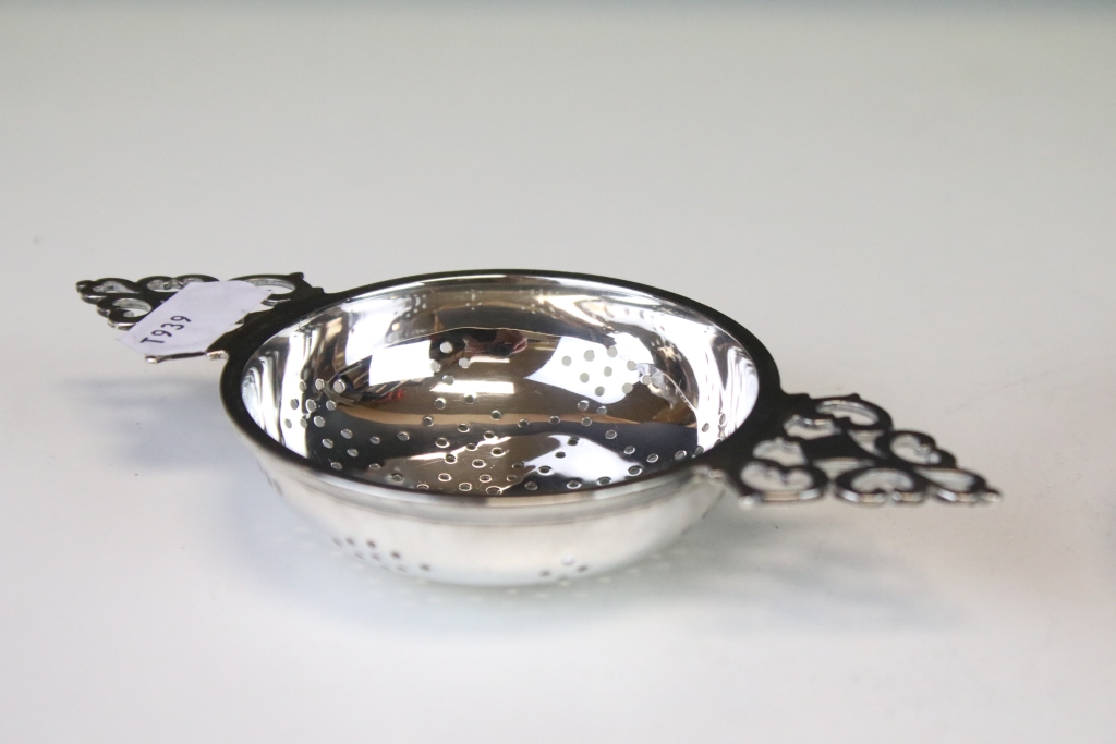 Selection of silver hallmarked items to include a twin handled tea strainer (hallmarked London - Image 6 of 10