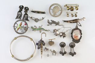 Collection of silver and white metal jewellery, to include lizard brooches, Edwardian heart shaped