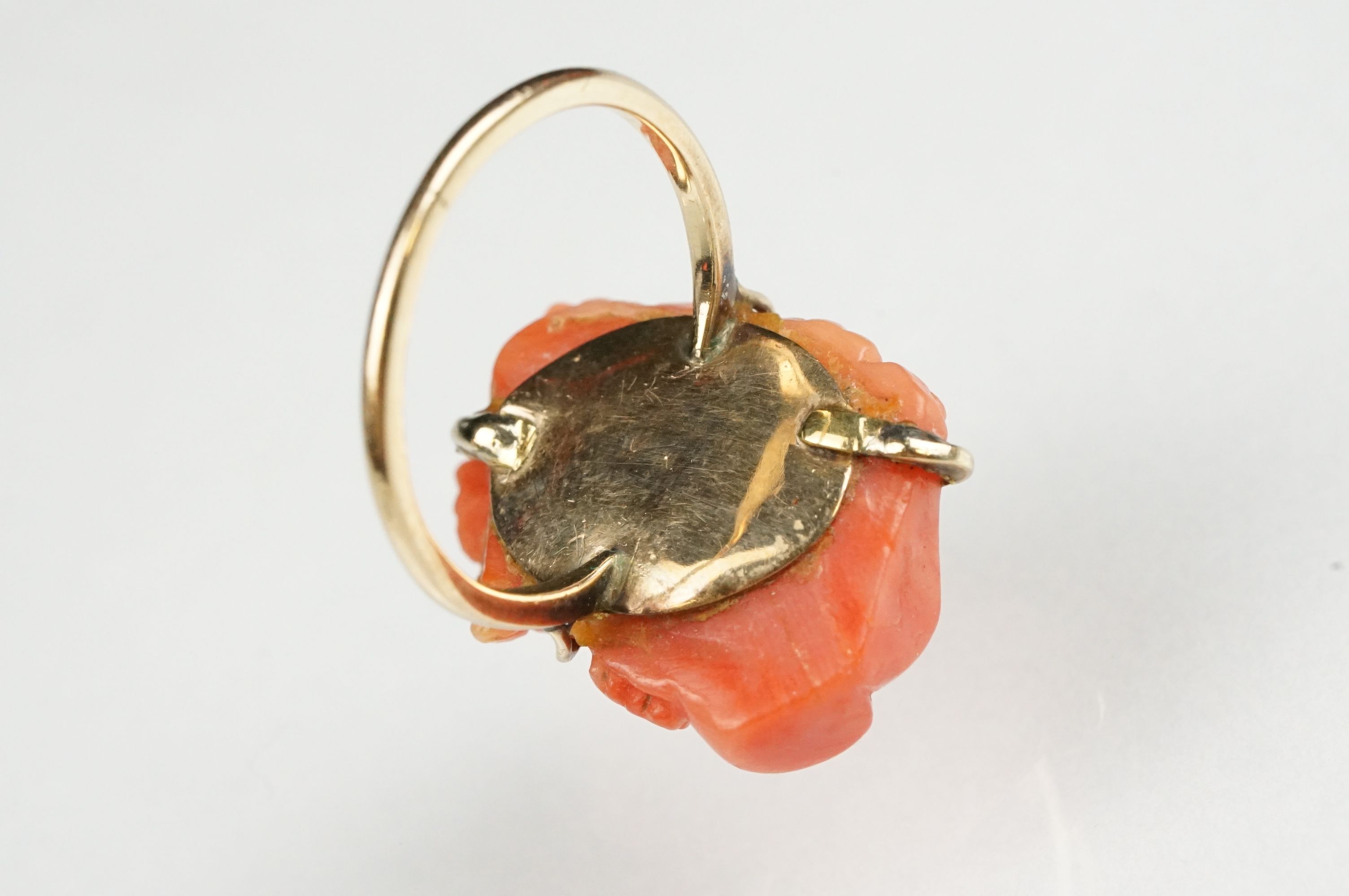 19th century coral 9ct yellow gold ring, the carved coral depicting a female head with grapes and - Image 4 of 5