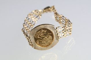 Half sovereign coin 9ct yellow gold gate link bracelet, Elizabeth II 1982 half sovereign coin, 9ct