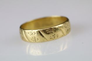 18ct yellow gold wedding band, engraved decoration, width approx 4.5mm, ring size M½