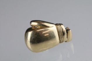 9ct yellow gold pendant modelled as a boxing glove, length approx 4.5cm including bale