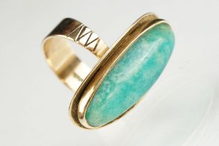 Green hardstone 9ct yellow gold ring, the elongated oval cabochon possibly aventurine quartz,