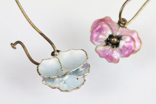 Pair of enamelled earrings modelled as pansy flowers, pink enamel to the front, pale blue/ white - Image 2 of 2