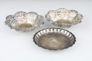 Pair of Edwardian silver trinket dishes, repoussé floral and foliate decoration, scalloped border,