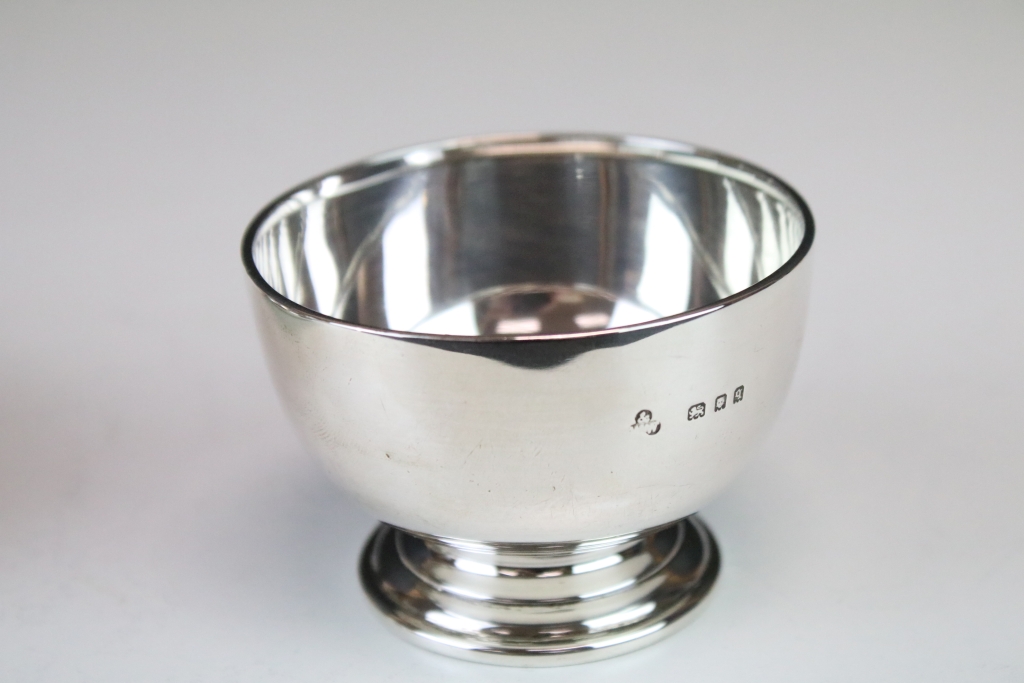 Selection of silver hallmarked items to include a twin handled tea strainer (hallmarked London - Image 10 of 10