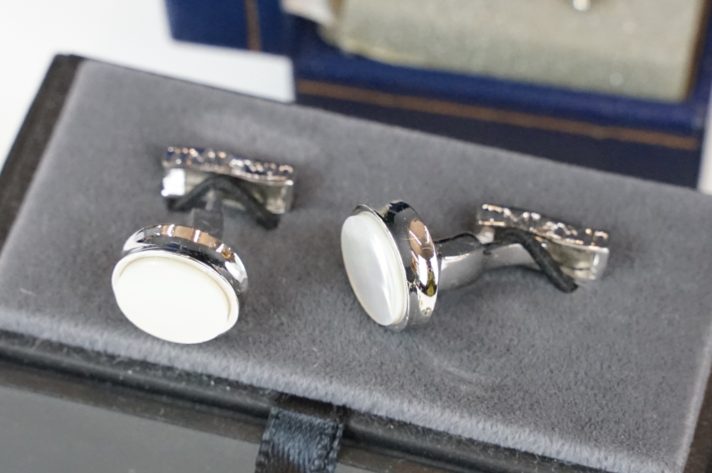 A collection of mainly contemporary cufflinks and costume jewellery. - Image 6 of 11