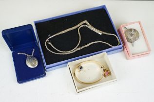 A small collection of jewellery to include silver examples.