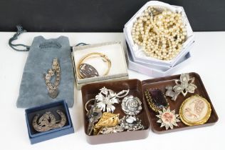 A small collection of vintage and contemporary costume jewellery to include silver and rolled gold