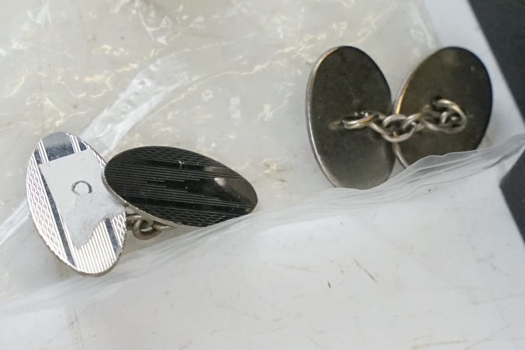 A collection of mainly contemporary cufflinks and costume jewellery. - Image 10 of 11