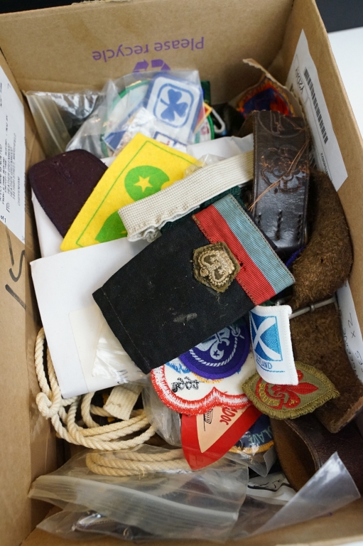 A large collection of Scout and girl guide collectables to include uniforms, belts, badges....etc. - Image 6 of 6