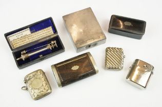 A small group of mixed collectables to include a pocket syringe, vesta cases and snuff boxes.