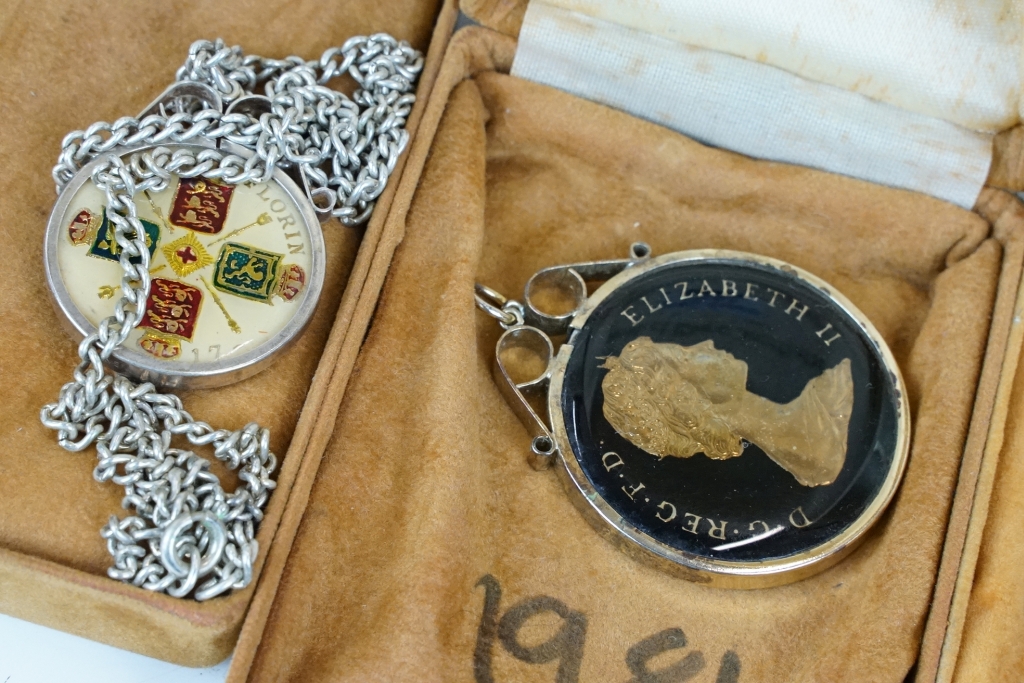 A small group of mixed collectables to include enamelled coin jewellery, wax seal, corcorde ornament - Image 6 of 6