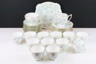 Minton 'Vanessa' tea set for 12, pattern no. S.678, to include 12 teacups & saucers, 12 tea