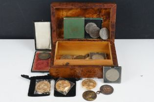 A small group of mixed collectables to include coins, medallions and costume jewellery contained