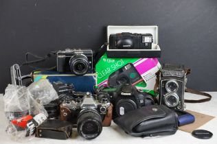 Group of cameras & photographic accessories to include a Sunxflex TLR, Praktica BX20 (with Prakticar