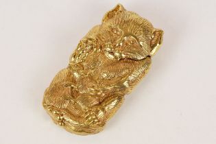 Gold plated vesta case in the form of a cat clawing a rat, approx 7cm long