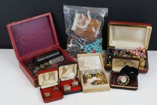 A small collection of mainly vintage costume jewellery to include silver examples.