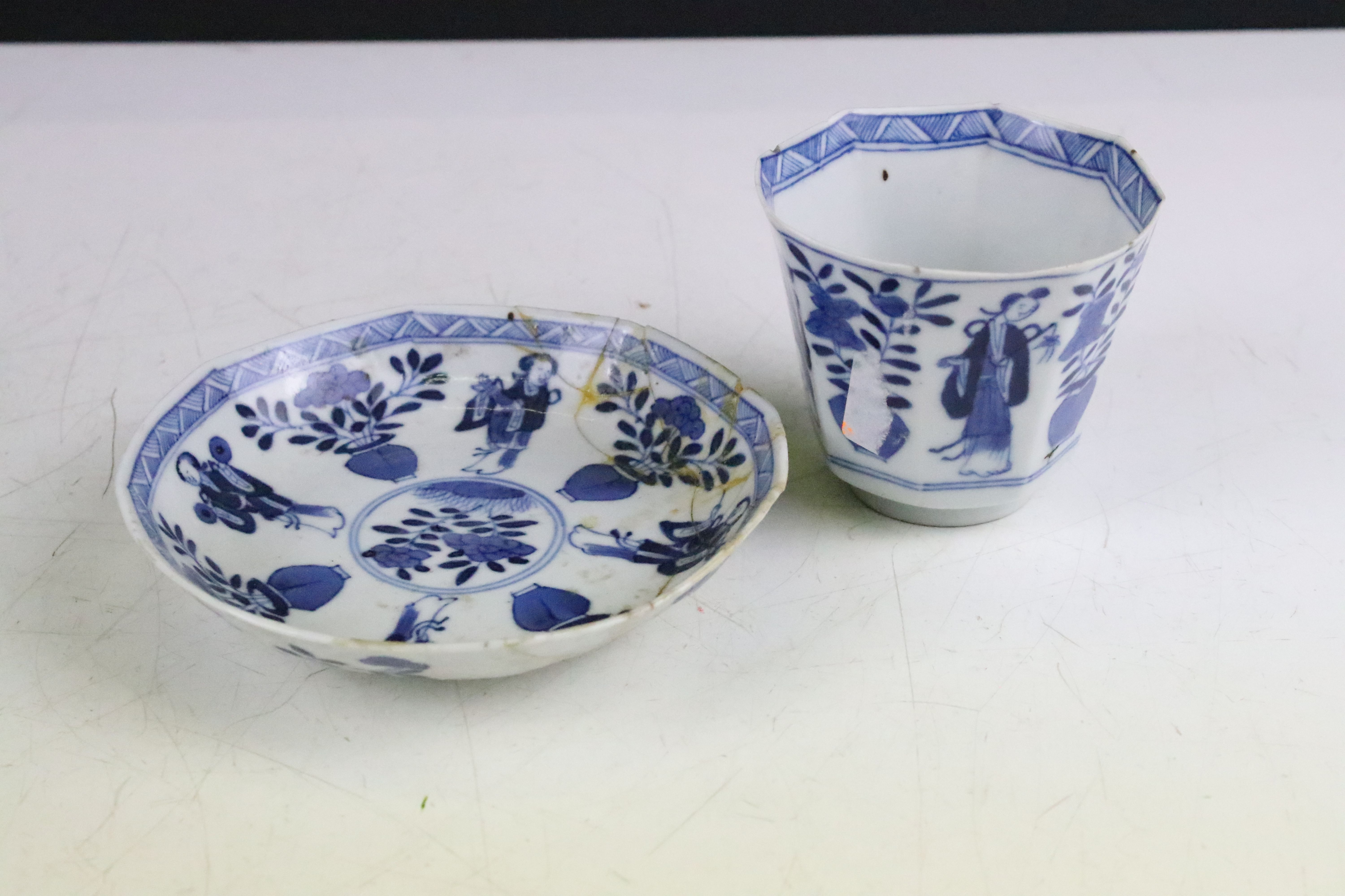 Group of 19th Century and later Chinese ceramics to include a blue and white dish featuring vases - Image 4 of 5