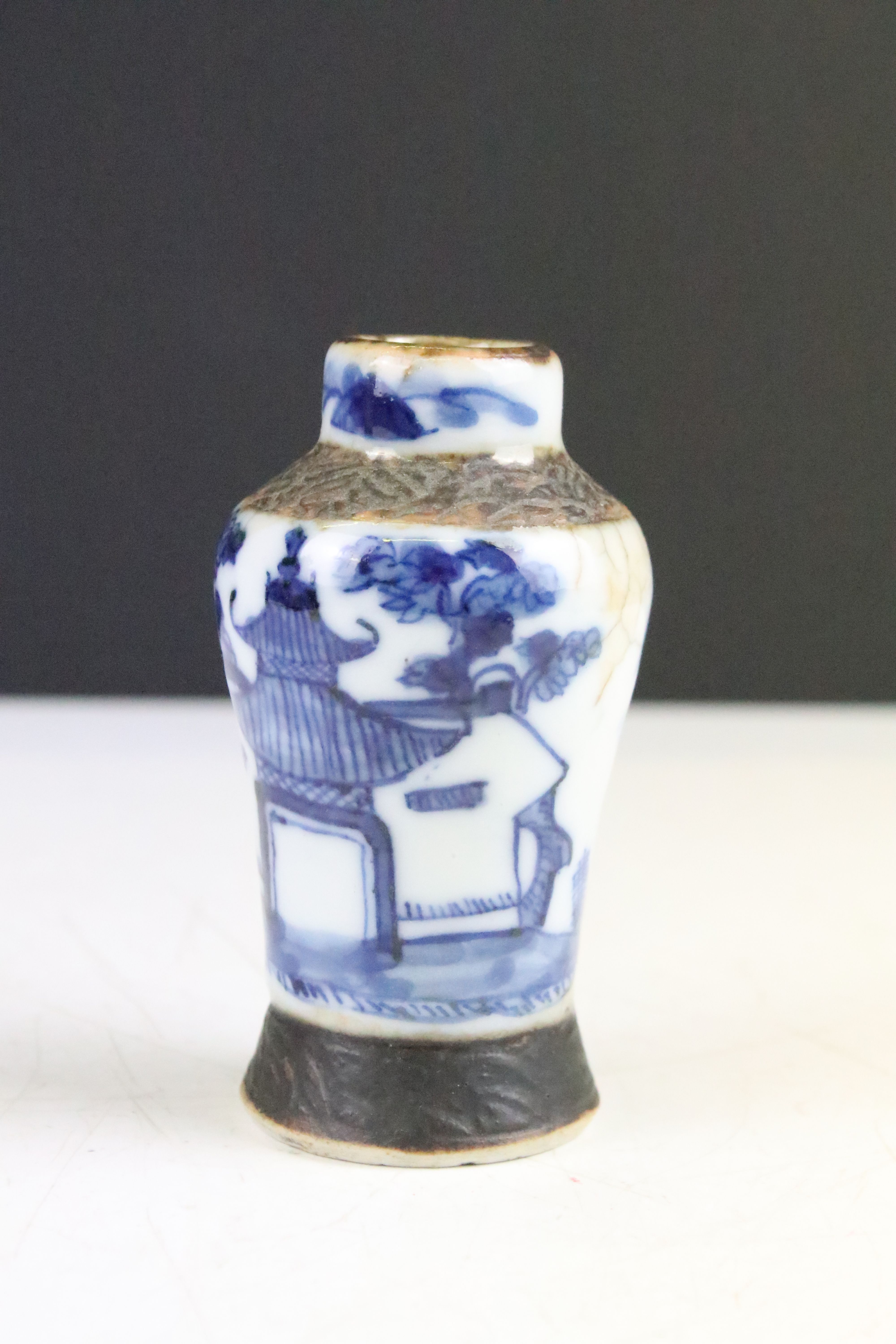 Group of 19th Century and later Chinese ceramics to include a blue and white dish featuring vases - Image 5 of 5