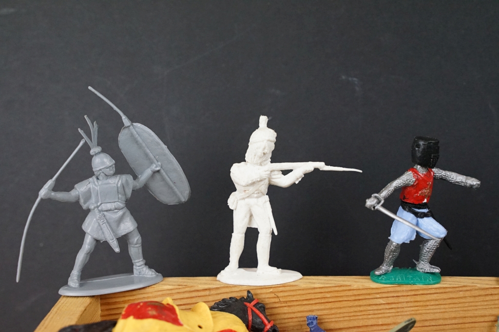 A collection of mixed toy soldiers to include Britains deetail examples. - Image 2 of 5