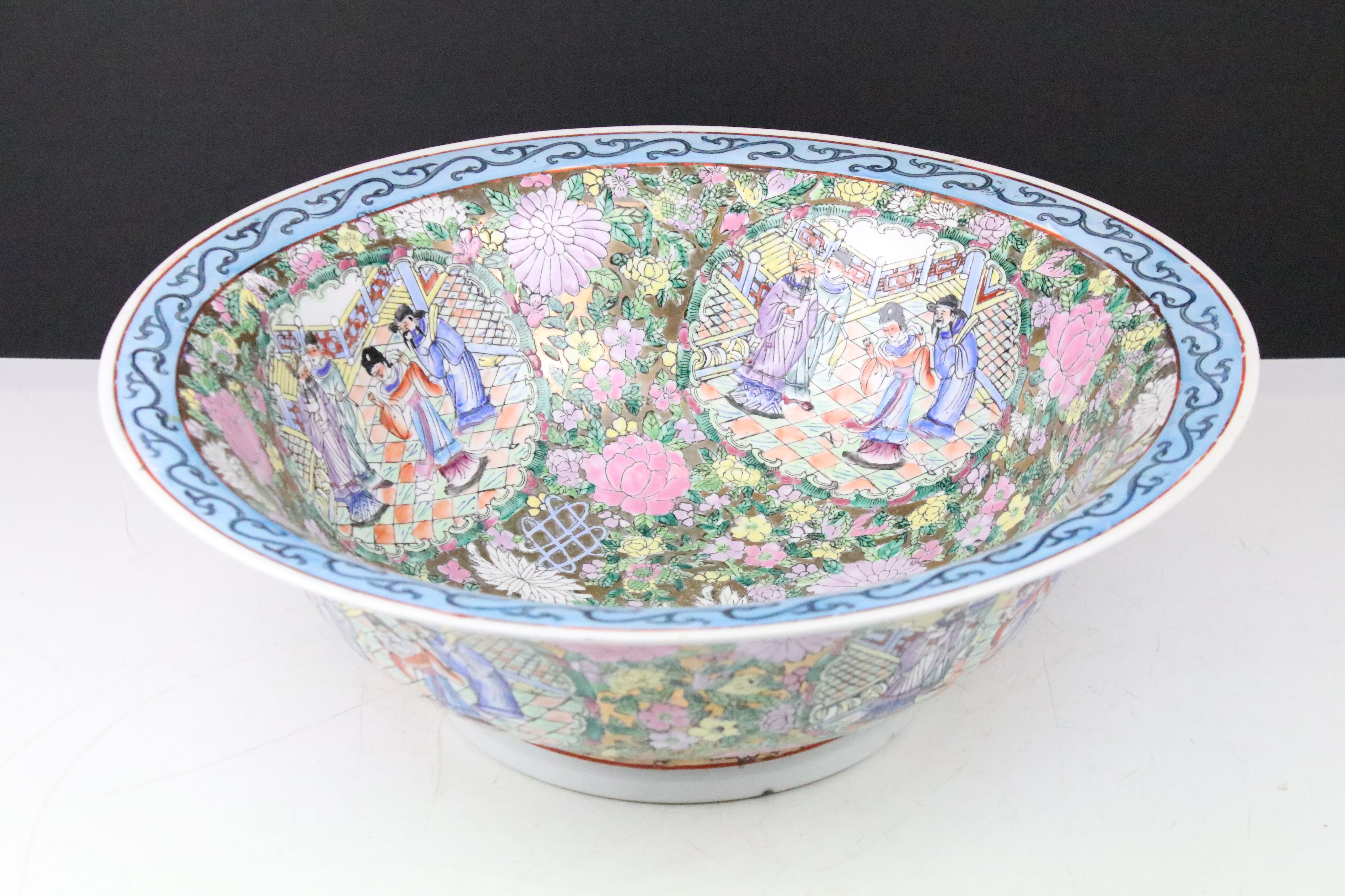 20th Century Famille Rose wash jug and bowl, decorated with figural panels and flowers, on a gilt - Image 2 of 7