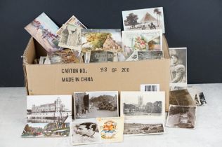 Large collection of early-to-mid 20th century postcards, to include black & white and colour