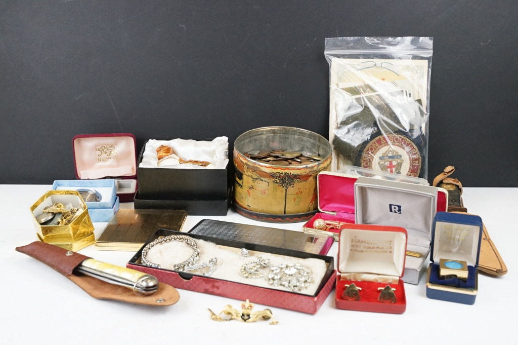 A box of mixed collectables to include coins, jewellery, military badges, knife, cigarette