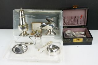 A collection of silver and gold jewellery together with a small quantity of mixed silver plate.