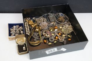 A small collection of mixed jewellery to include silver and gold examples.