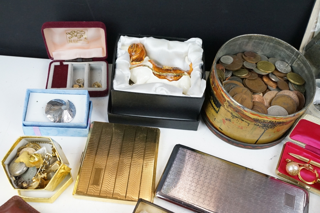 A box of mixed collectables to include coins, jewellery, military badges, knife, cigarette - Image 4 of 7