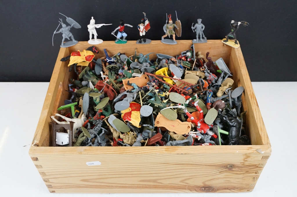 A collection of mixed toy soldiers to include Britains deetail examples.