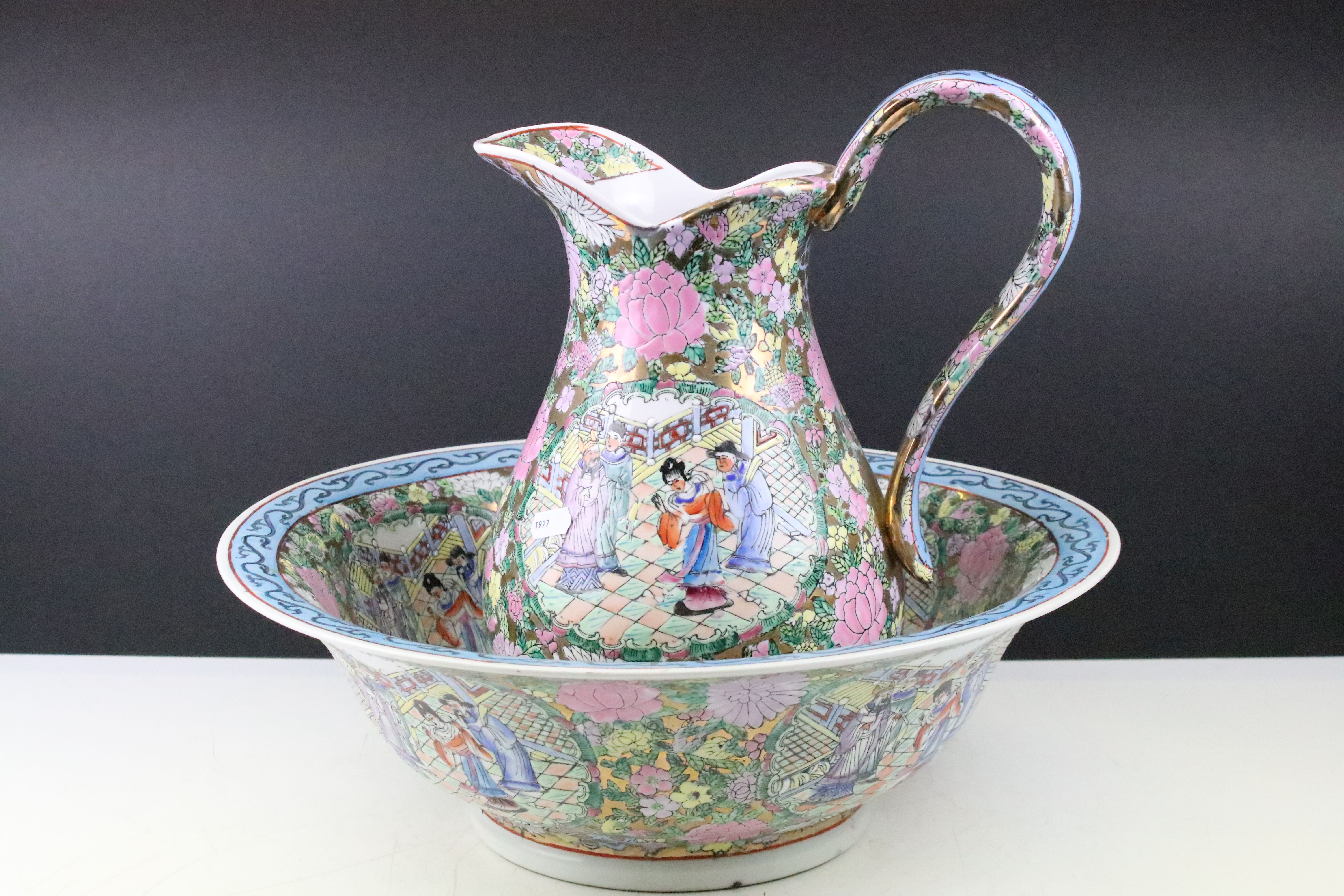 20th Century Famille Rose wash jug and bowl, decorated with figural panels and flowers, on a gilt