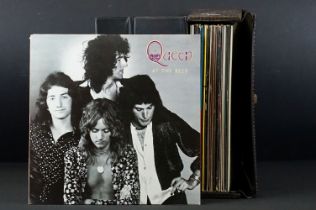 Vinyl - 19 Queen & Members LPs spanning their career. At least Vg overall