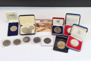 A small group of British commemorative collectors coins to include two sterling silver 1977 crown