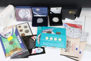 A collection of uncirculated coin sets to include a Royal Mint silver proof 2009 Henry VIII £5