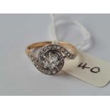 A EDWARDIAN SPIRAL DESIGNED DIAMOND RING WITH ROSE DIAMONDS AND A CENTRAL OLD CUT DIAMOND WEIGHING