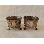 A pair of decorative Victorian salts each on three pad feet, London 1896 by JH, 78g