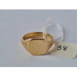 A ANTIQUE GOLD SIGNET RING 1930 WITH CHASED DECORATION TO SHOULDERS 18CT GOLD SIZE T