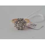 A GOOD DIAMOND CLUSTER RING APPROX0.60ct diamonds in 18ct gold size T 5.6g